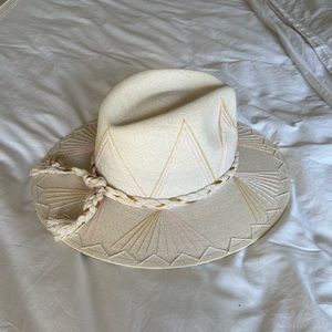 Corazon wide brim hat